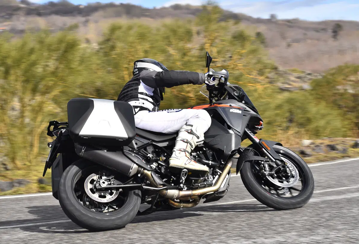 KTM 1290 SuperAdventure S. Maxienduro spaziale (4)