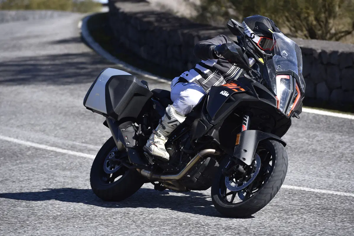 KTM 1290 SuperAdventure S. Maxienduro spaziale