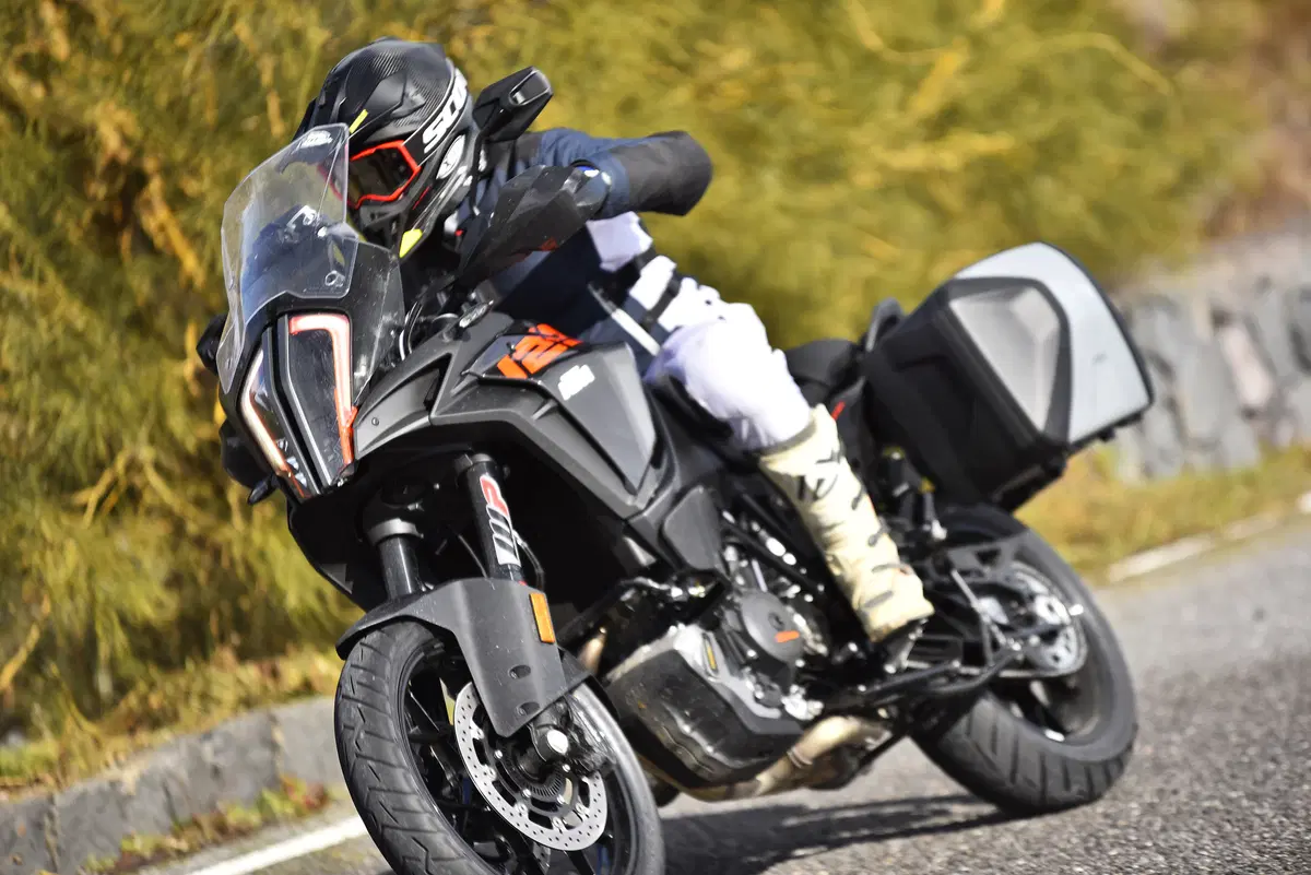 KTM 1290 SuperAdventure S. Maxienduro spaziale (5)
