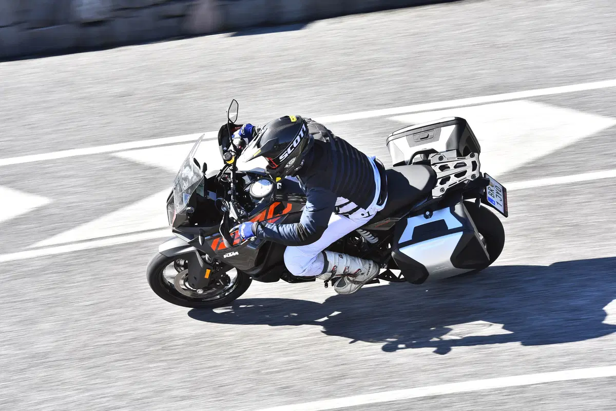 KTM 1290 SuperAdventure S. Maxienduro spaziale (7)