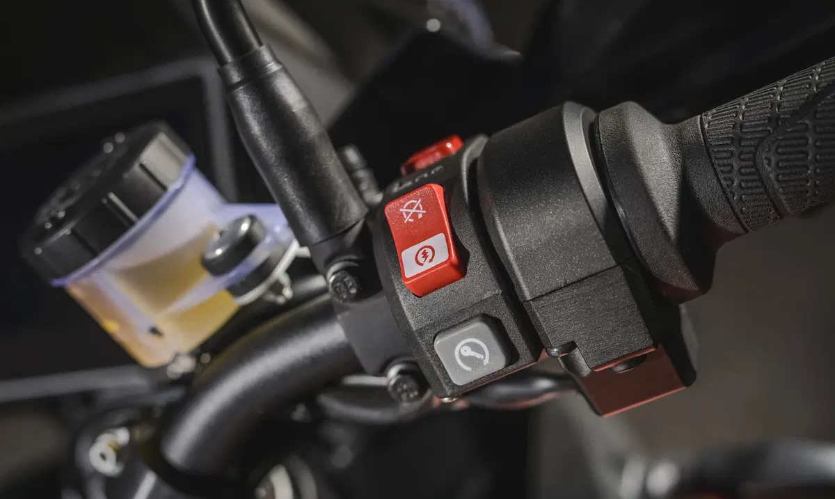 KTM 1290 SuperAdventure S. Maxienduro spaziale (20)
