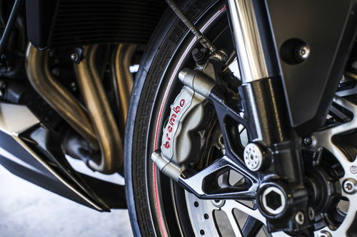 Sulla RS troviamo le pregiate pinze monoblocco Brembo M50