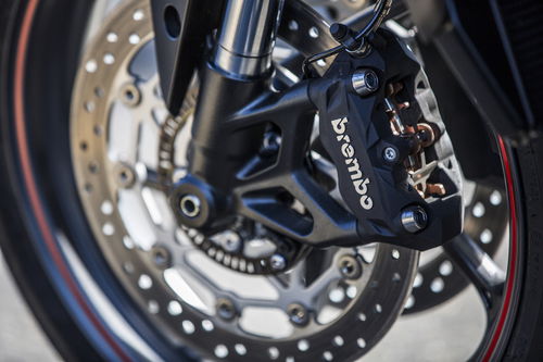 Sempre Brembo monoblocco, ma si scende di un gradino: sulla R si trovano le M4.32