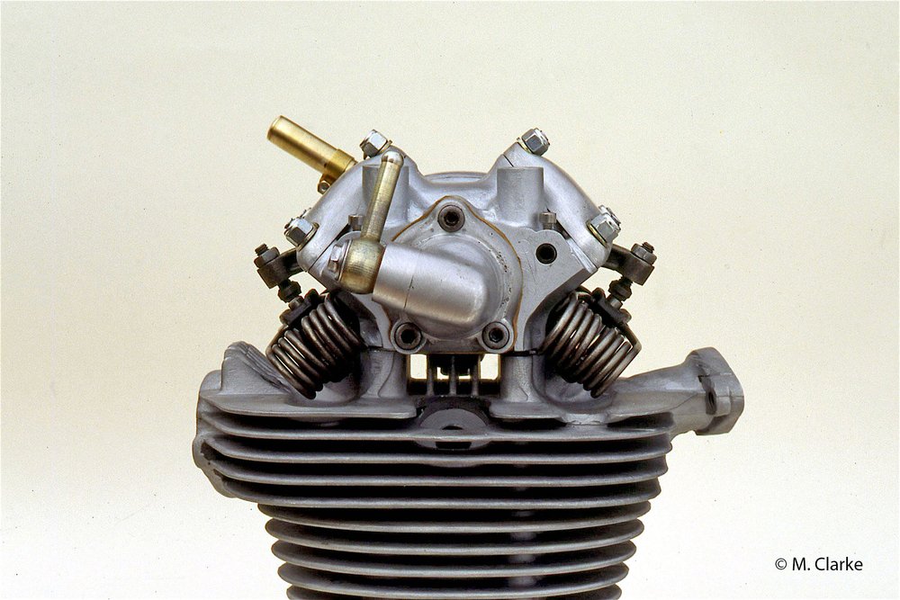 In questa testa del motore di una Ducati Gran Sport, pi&ugrave; nota come &ldquo;Marianna&rdquo;, si possono chiaramente osservare le molle delle valvole a spillo, lavoranti allo scoperto. Una scelta usuale, per i motori di alte prestazioni dell&rsquo;epoca