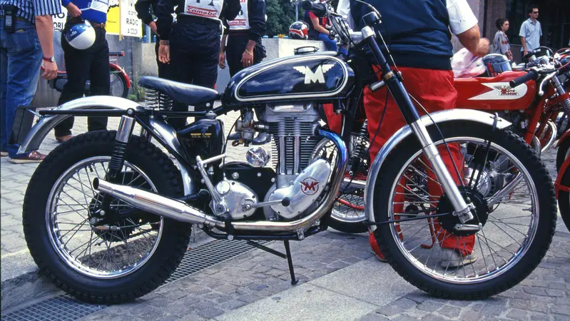 Il fascino senza tempo dei grossi "mono" inglesi
