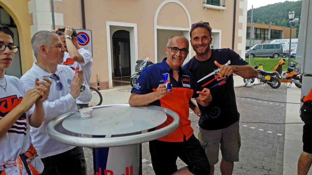 Angelo Crippa (AD KTM Italia) con Alessio Barbanti (ultimo a destra)