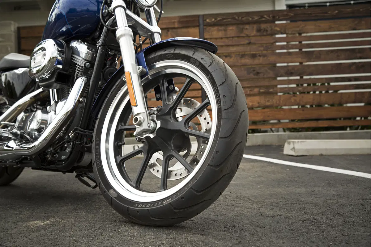 Harley-Davidson Sportster 883 SuperLow (2017 - 20) - XL 883L (6)