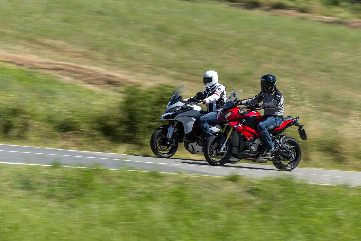 BMW S1000XR vs Ducati Multistrada 1200S  (16)