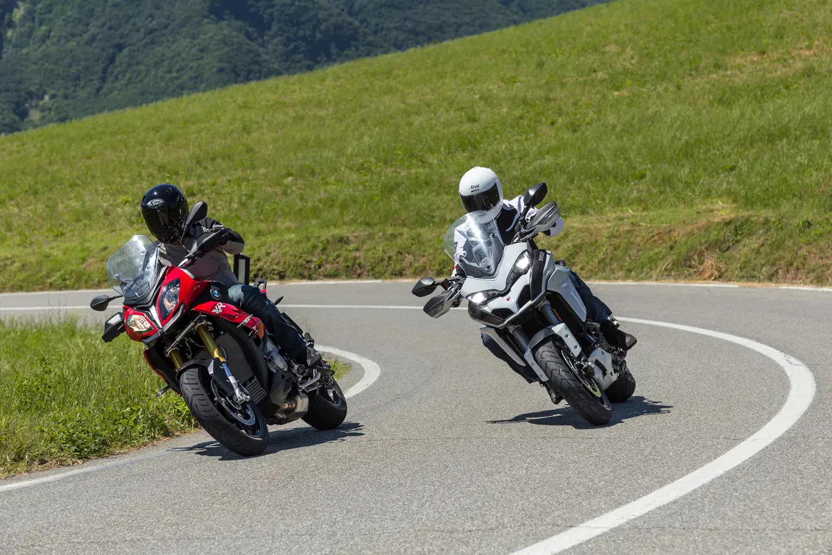 BMW S1000XR vs Ducati Multistrada 1200S  (8)