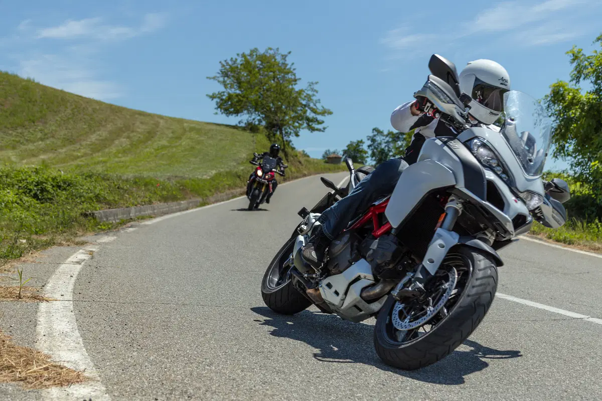BMW S1000XR vs Ducati Multistrada 1200S  (4)