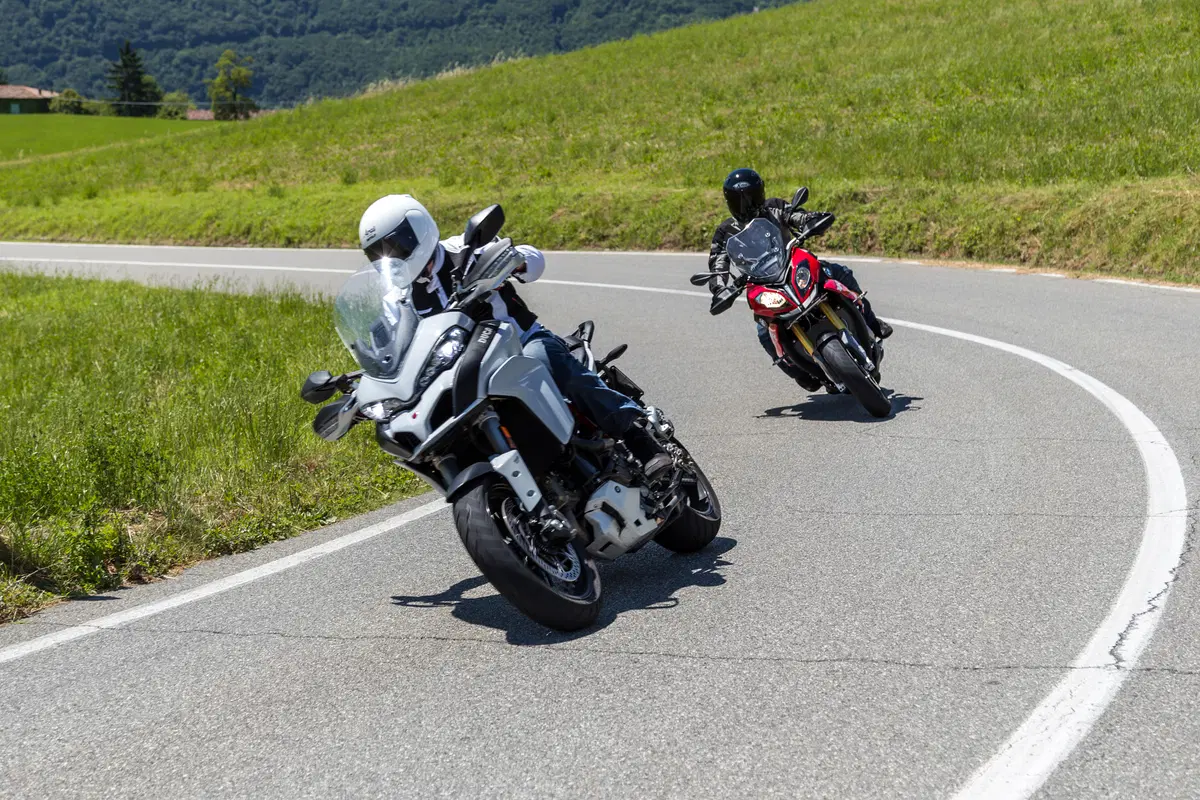 BMW S1000XR vs Ducati Multistrada 1200S  (13)