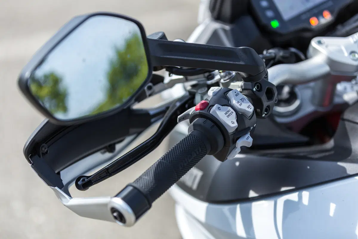BMW S1000XR vs Ducati Multistrada 1200S  (43)