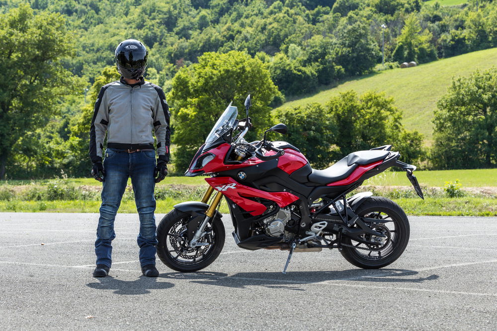 Andrea Perfetti (il Perfetto) con la BMW S1000XR. Indossa: Casco Xlite, Giacca OJ, jeans OJ, guanti OJ e scarpe TCX 