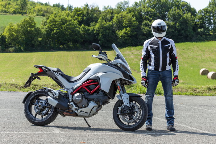 Maurizio Gissi (ma in redazione è per tutti Gix) con la Ducati Multistrada 1200S. Indossa: Casco Arai, giacca Rev'it!, jeans Spidi, guanti Alpinestars, scarpe Dainese