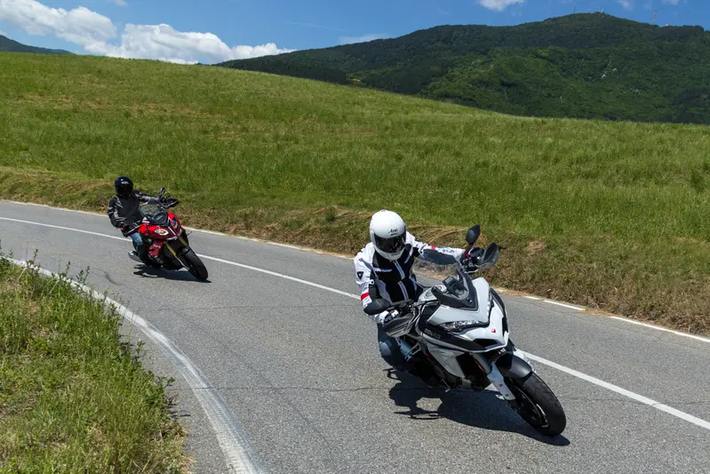 Il misto &egrave; terreno di caccia di queste crossover. Qui la Multistrada svetta per le doti della ciclistica: l'anteriore d&agrave; tanta fiducia  