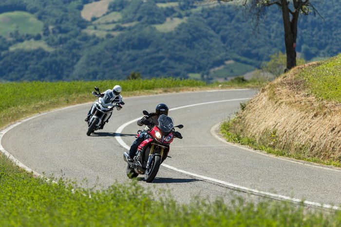 La BMW ha un motore dalle prestazioni semplicemente esagerate. La Ducati la segue da molto vicino 