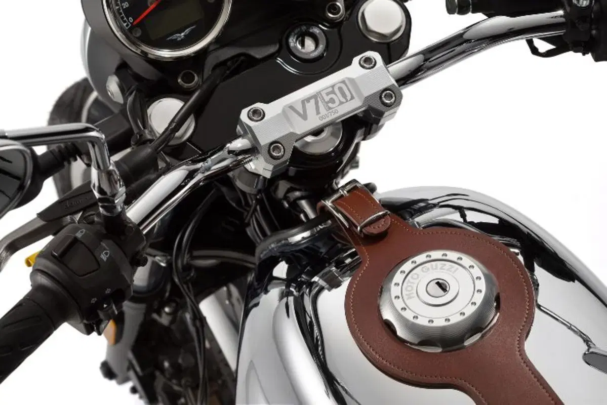 Moto Guzzi V7 V7 III Anniversario (2017 - 18) (3)