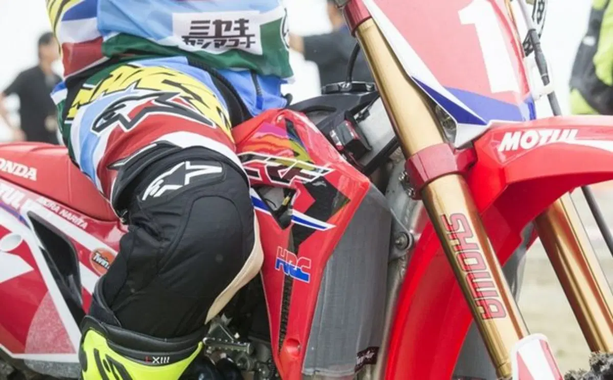 Honda CRF450R 2017? Il prototipo in gara a Kobe (4)