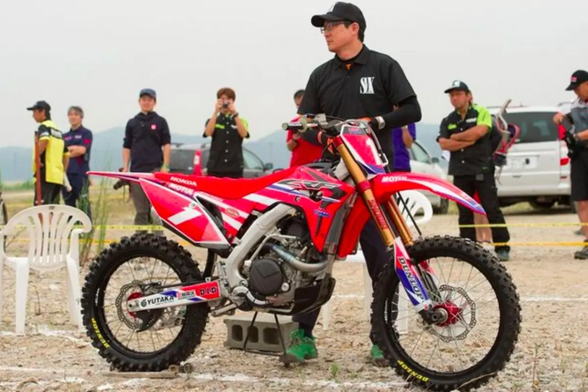 Honda CRF450R 2017? Il prototipo in gara a Kobe (2)