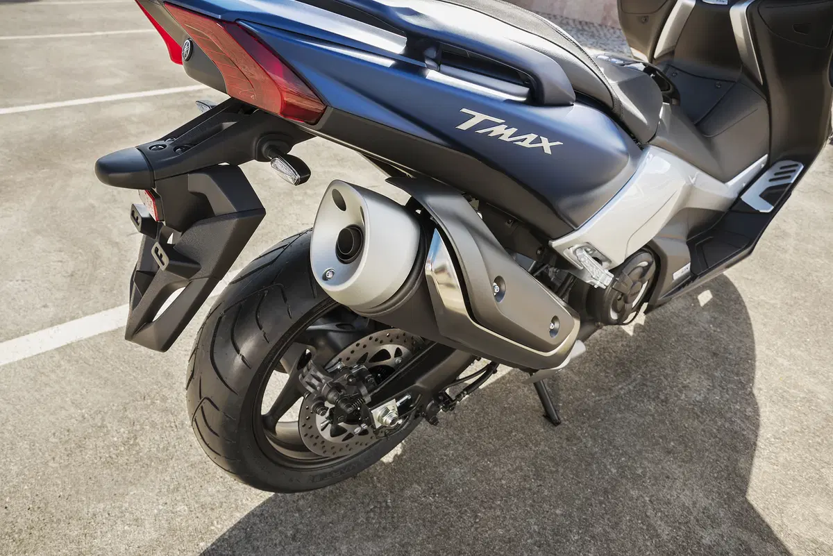 Yamaha TMAX, SX e DX 2017. Il leader si fa in tre