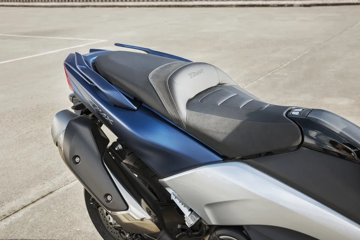 Yamaha TMAX, SX e DX 2017. Il leader si fa in tre (2)