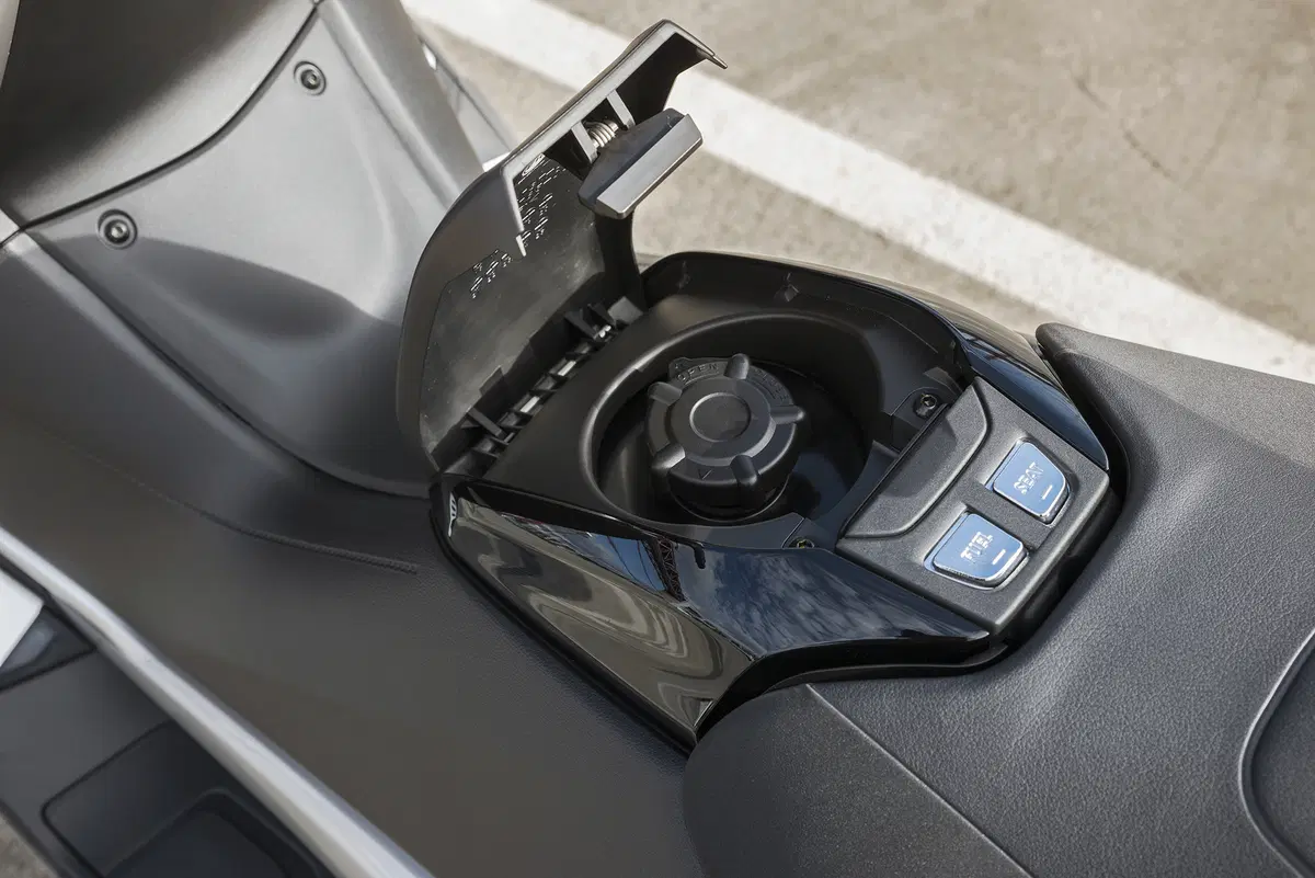 Yamaha TMAX, SX e DX 2017. Il leader si fa in tre (4)