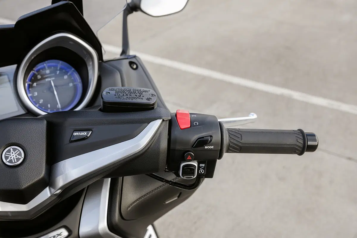 Yamaha TMAX, SX e DX 2017. Il leader si fa in tre (3)