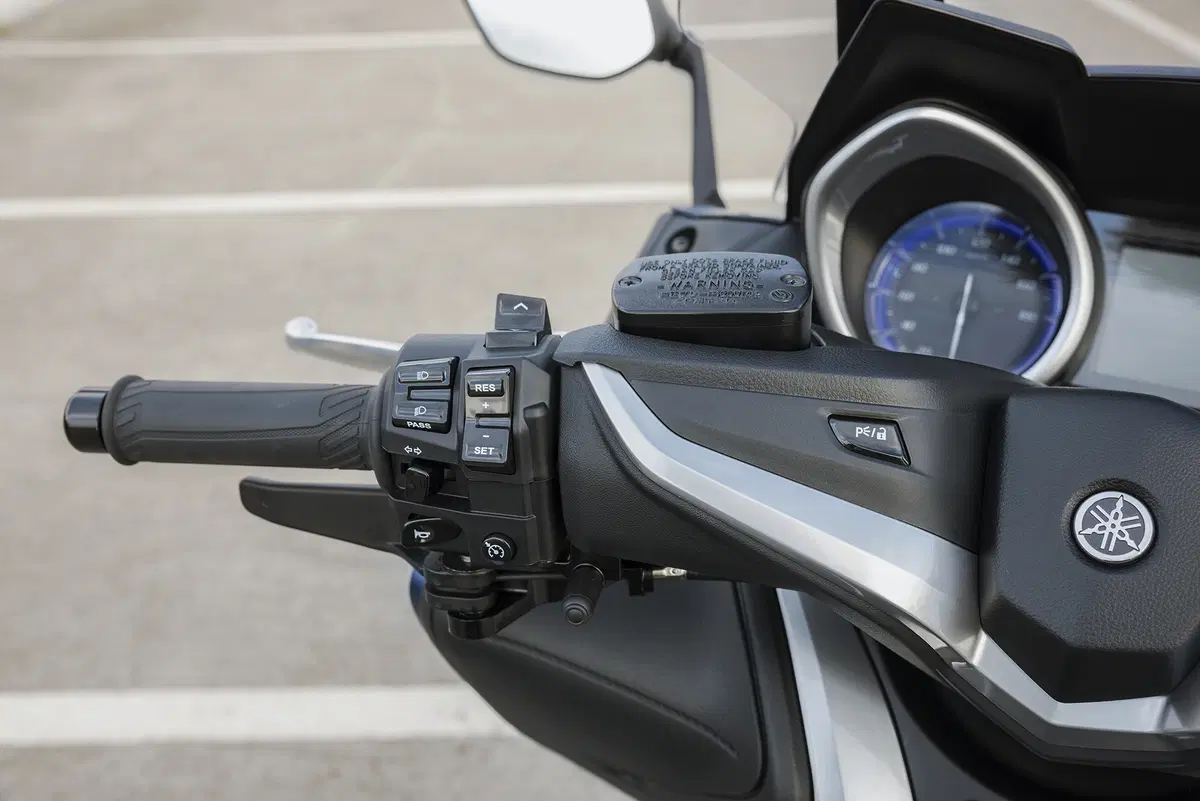Yamaha TMAX, SX e DX 2017. Il leader si fa in tre (2)