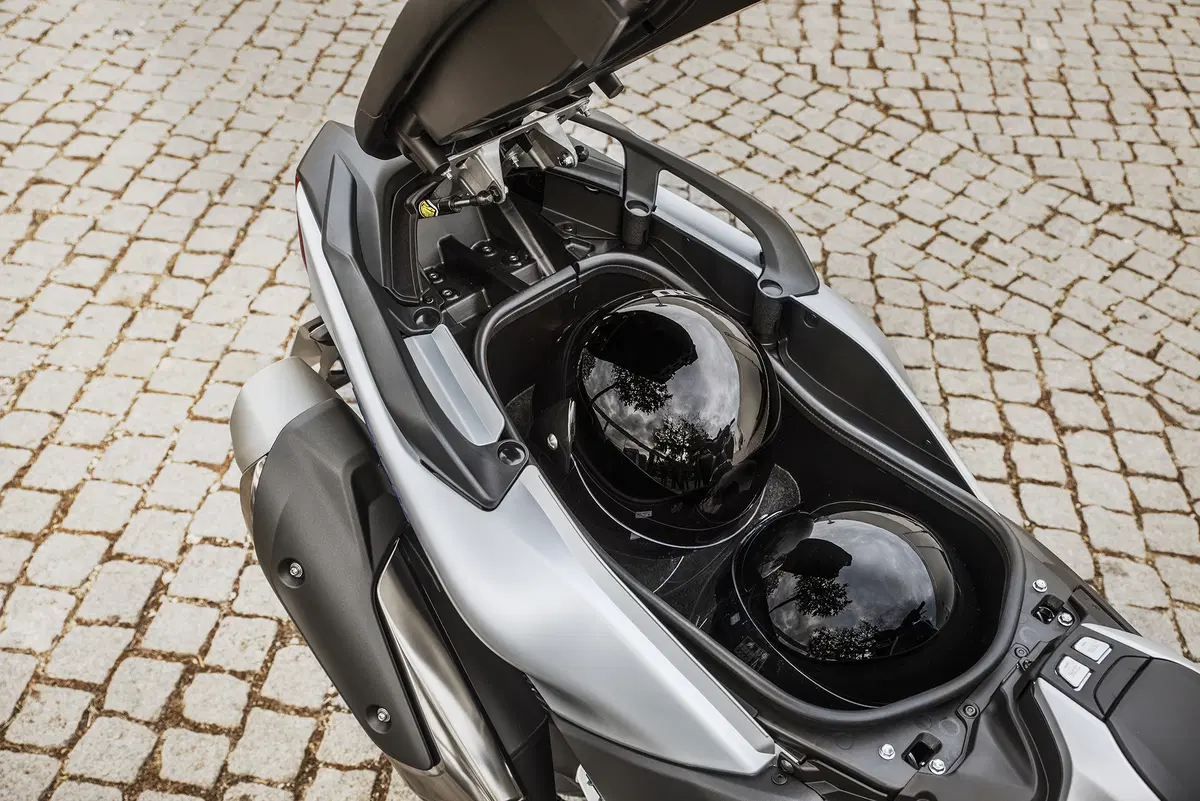 Yamaha TMAX, SX e DX 2017. Il leader si fa in tre (5)