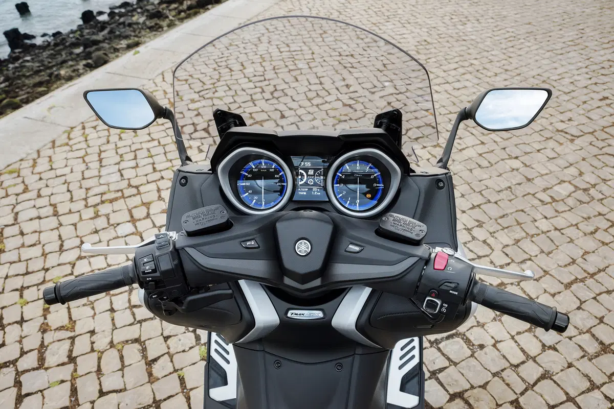 Yamaha TMAX, SX e DX 2017. Il leader si fa in tre