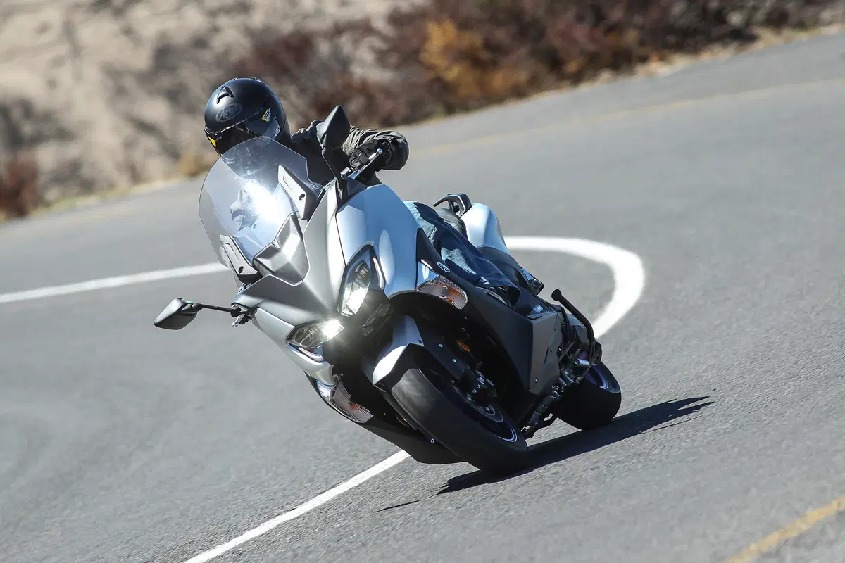 Yamaha TMAX, SX e DX 2017. Il leader si fa in tre (2)