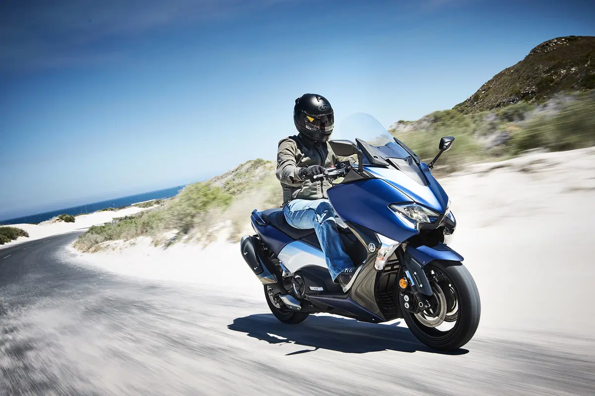 Yamaha TMAX, SX e DX 2017. Il leader si fa in tre (3)