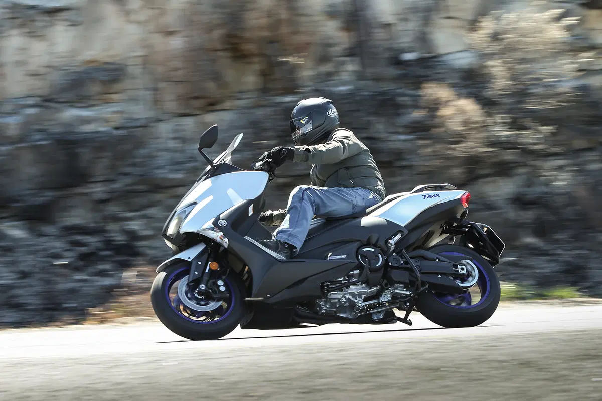 Yamaha TMAX, SX e DX 2017. Il leader si fa in tre (4)