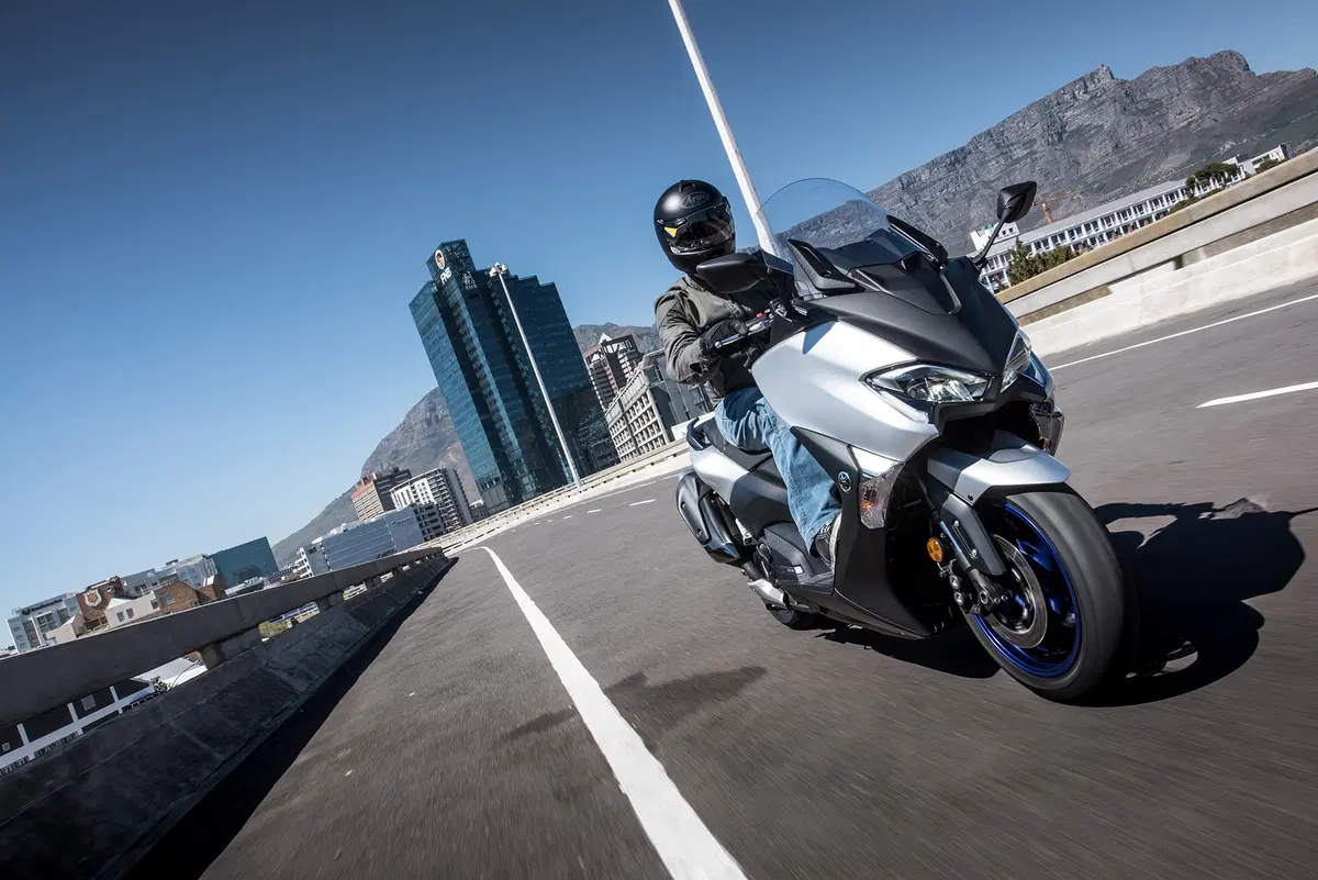 Yamaha TMAX, SX e DX 2017. Il leader si fa in tre