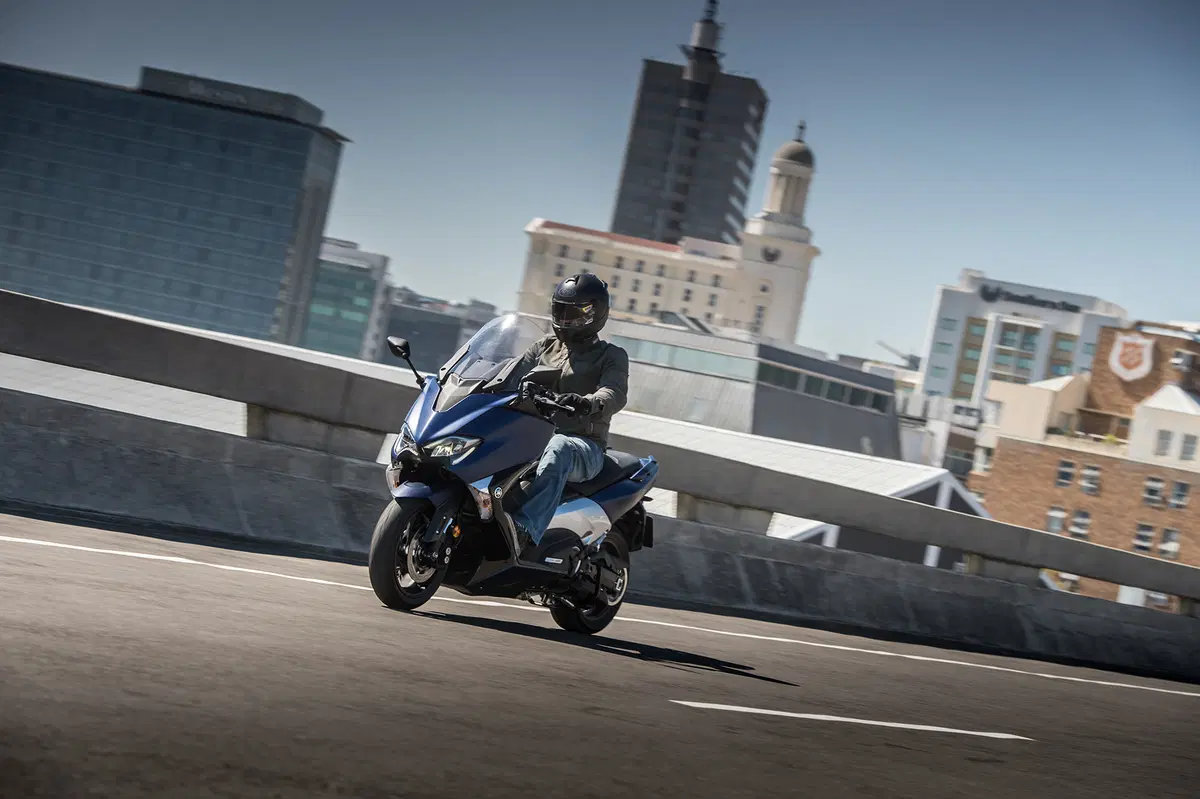 Yamaha TMAX, SX e DX 2017. Il leader si fa in tre (5)