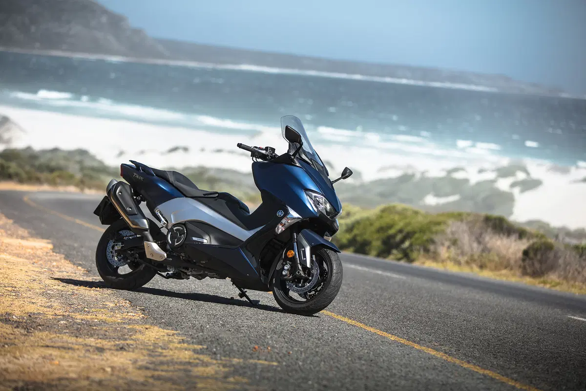 Yamaha TMAX, SX e DX 2017. Il leader si fa in tre (7)