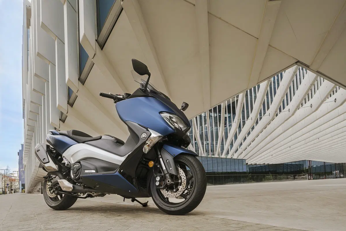 Yamaha TMAX, SX e DX 2017. Il leader si fa in tre (8)