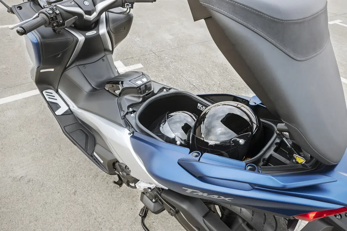 Yamaha TMAX, SX e DX 2017. Il leader si fa in tre (15)