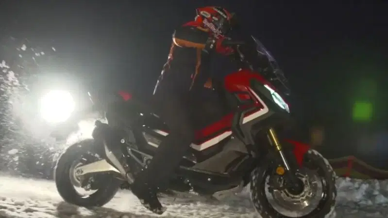 Marc Marquez guida l'Honda X-ADV sulla neve