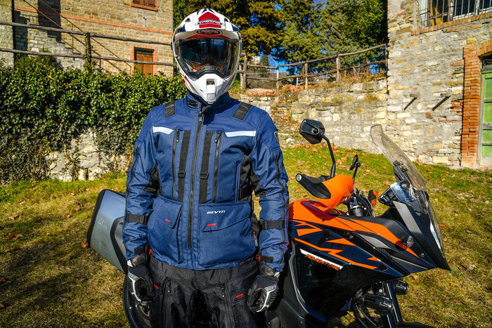 Andrea Perfetti vicino alla KTM. Nel test abbiamo usato: casco Caberg, completo Rev'It! Sand 3, stivali TCX