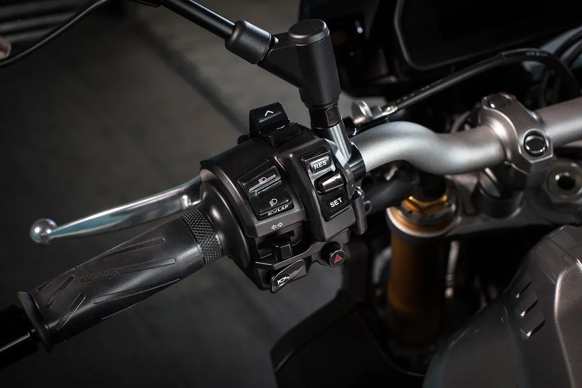 Yamaha MT-10 SP e Tourer Edition (23)