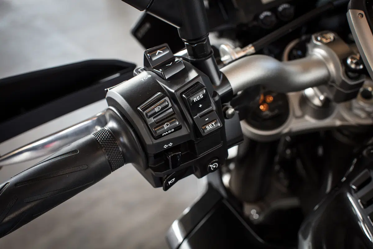 Yamaha MT-10 SP e Tourer Edition (38)