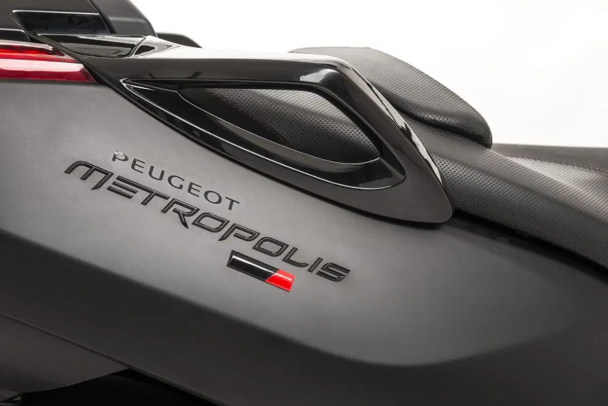 Peugeot Metropolis 2017: il 3 ruote francese si rinnova (10)