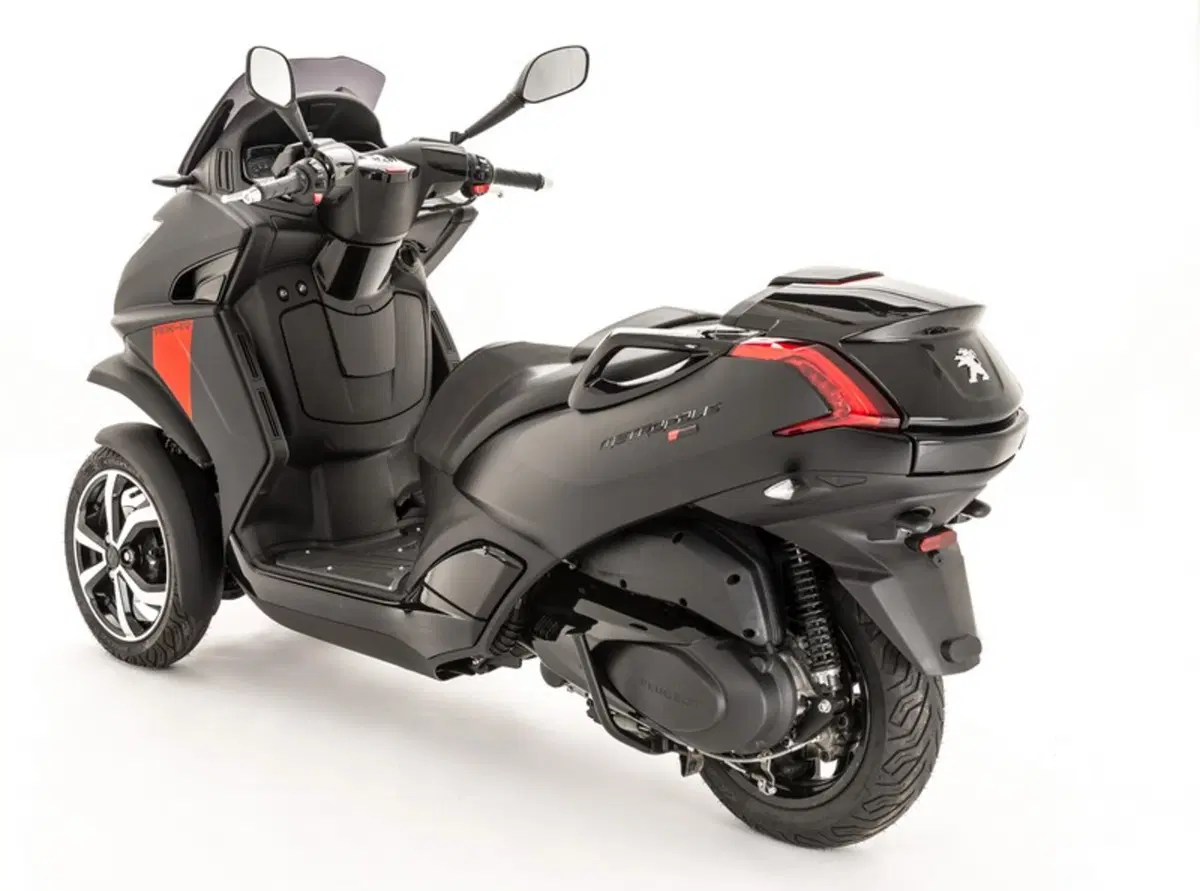 Peugeot Metropolis 2017: il 3 ruote francese si rinnova (5)