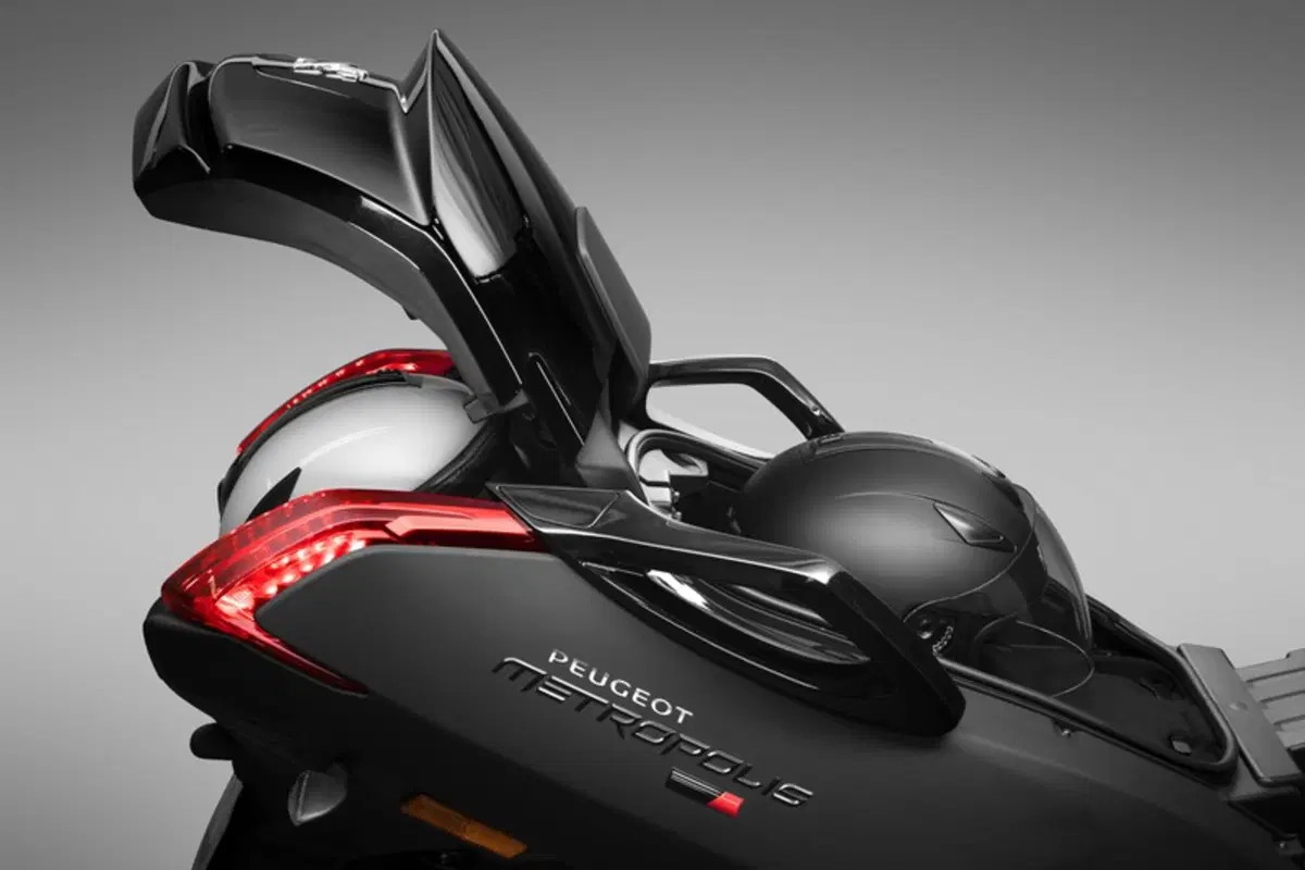Peugeot Metropolis 2017: il 3 ruote francese si rinnova (7)