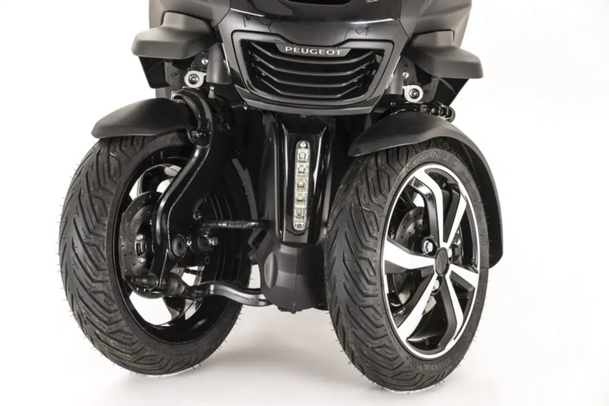 Peugeot Metropolis 2017: il 3 ruote francese si rinnova (3)