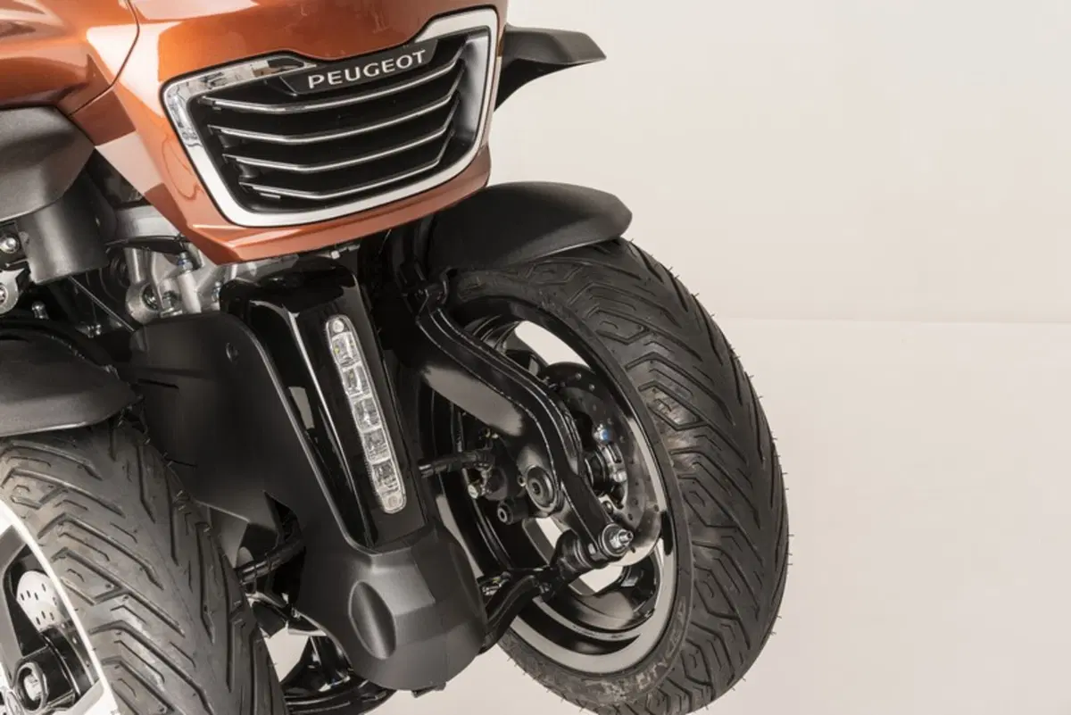 Peugeot Metropolis 2017: il 3 ruote francese si rinnova (22)