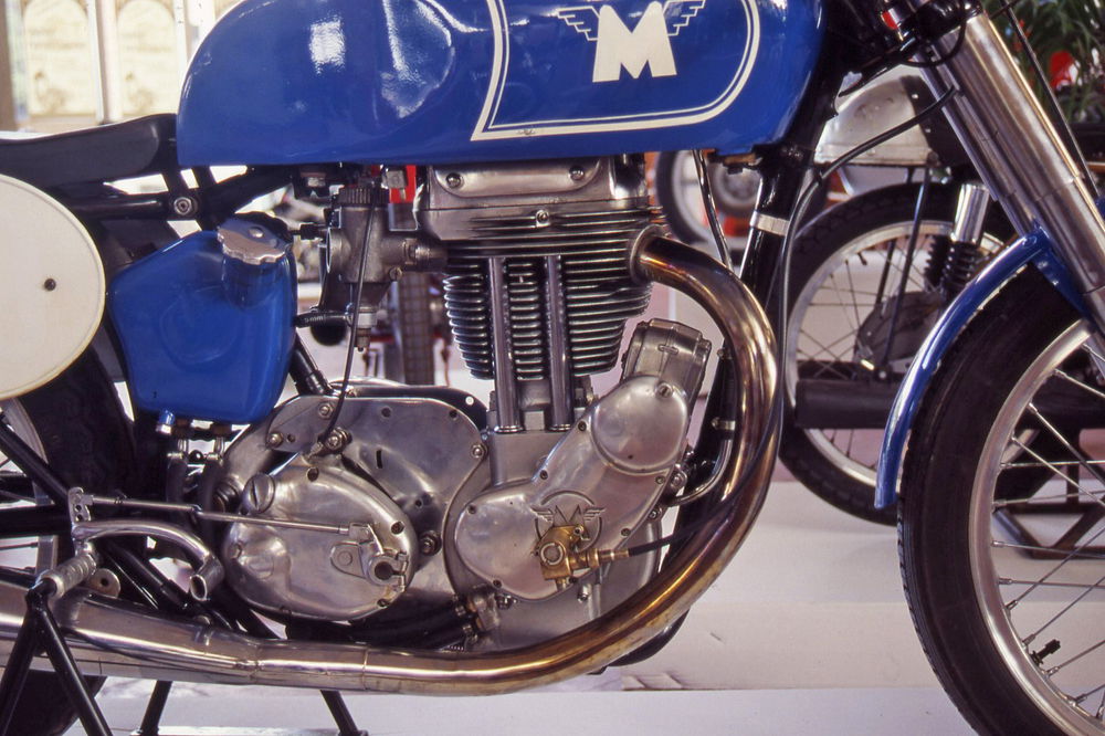 Il monocilindrico della Matchless G 80, con in bella evidenza il magnete collocato anteriormente e il cambio separato. Si notano i tubetti cromati all’interno dei quali passano le aste della distribuzione