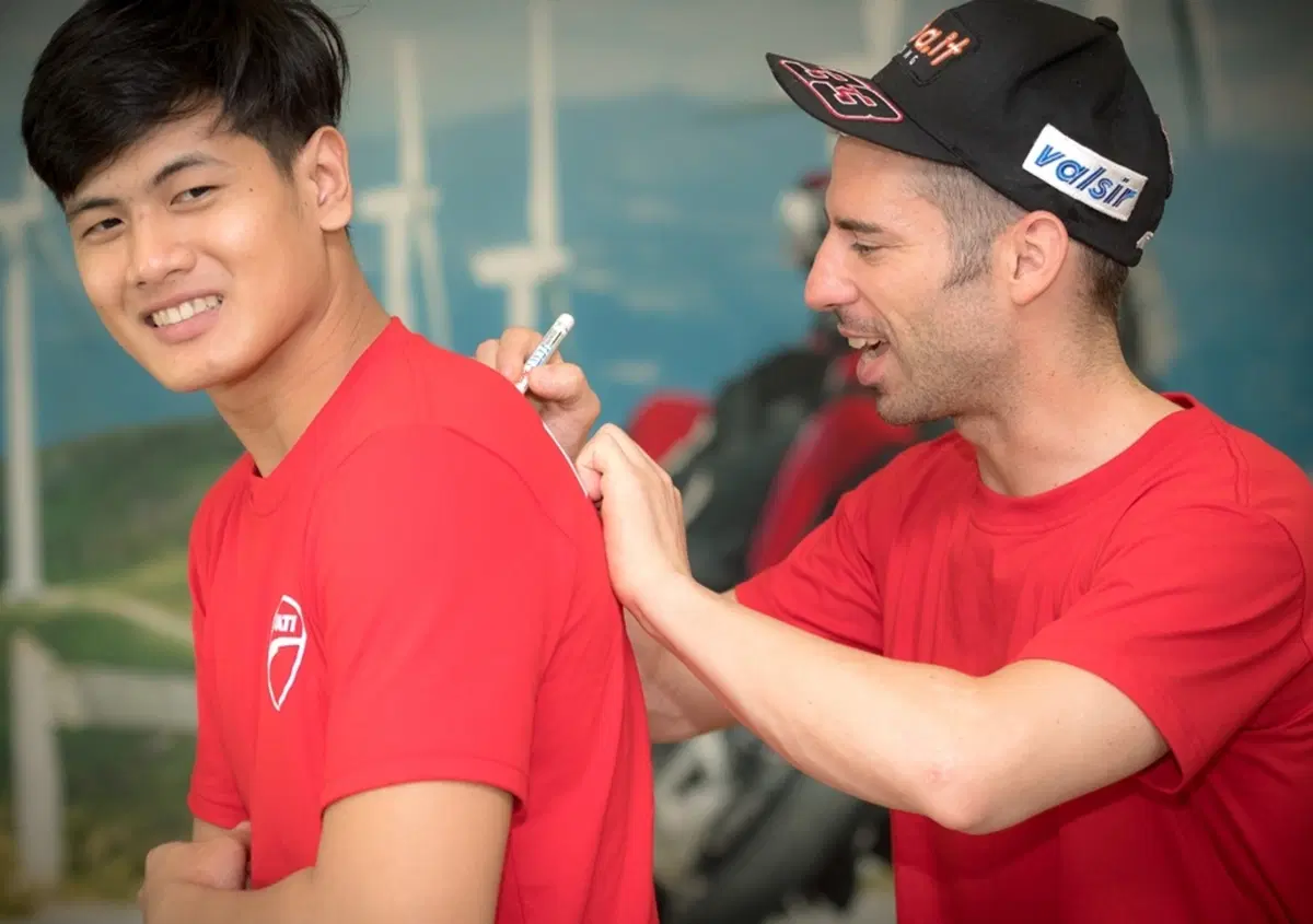 Melandri in visita a Ducati Thailand