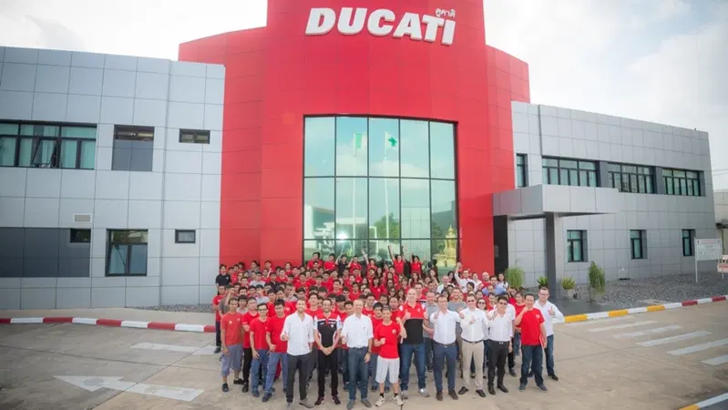 Melandri in visita a Ducati Thailand